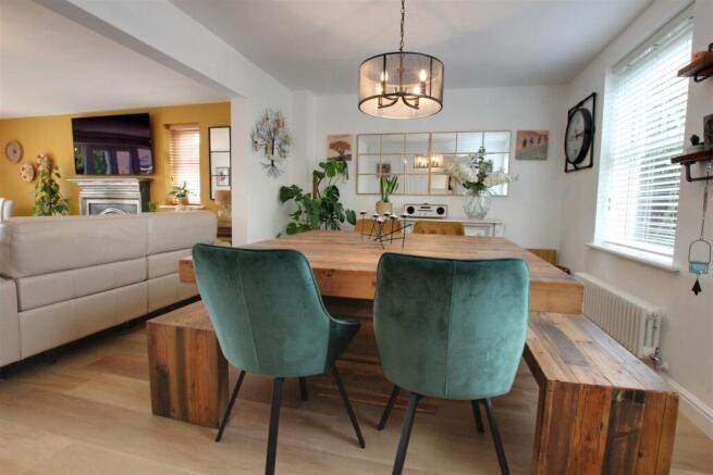 5 bed Detached for sale Image 5