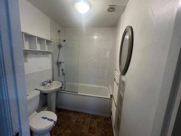 2 bed Flat for sale Image 4