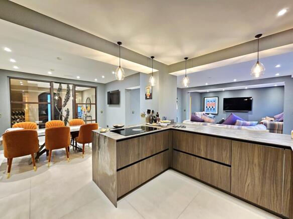 5 bed Detached for sale Image 7