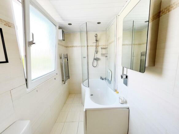 Bathroom pic 2.jpg