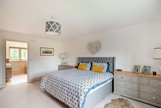 5 bed Detached for sale Image 9