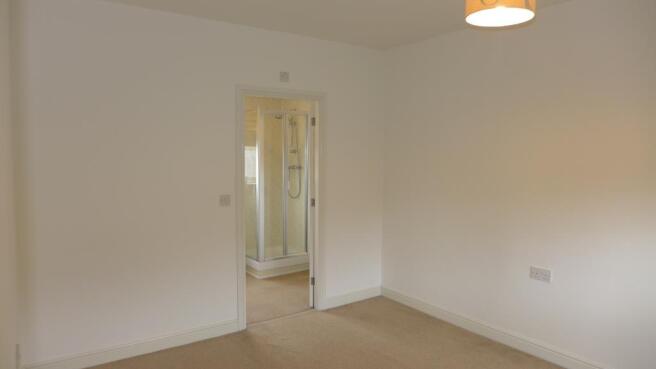 4 bed House to rent Image 8