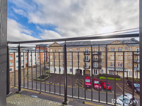 CAM03852G0-PR0548-STILL020