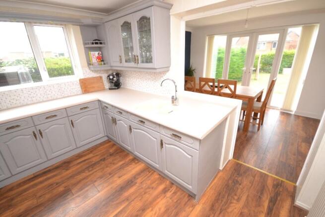 FITTED KITCHEN