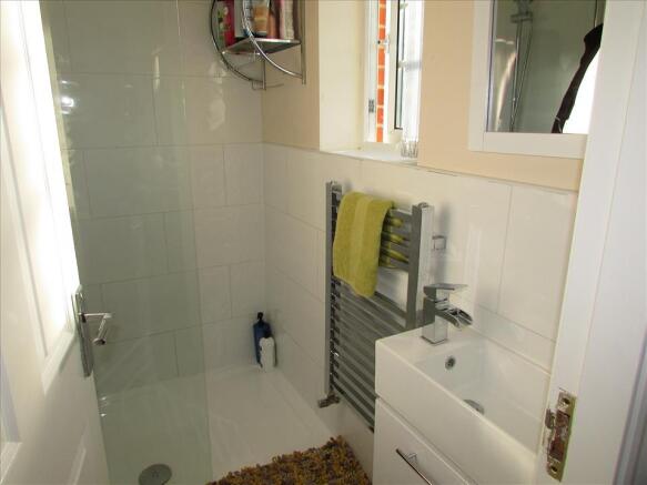 EN-SUITE SHOWER ROOM