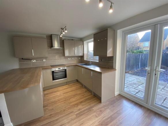 2 Heol Gylfinir - kitchen.jpg