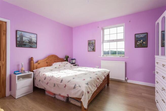 5 bed Detached for sale Image 11