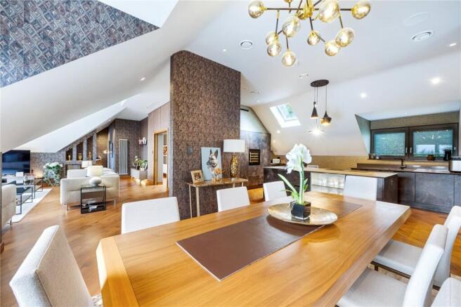 5 bed Detached for sale Image 8