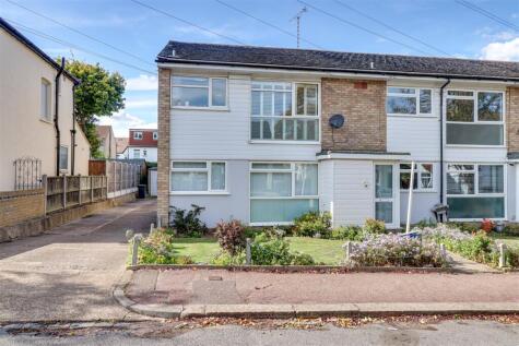 * EXTRA LARGE FLAT WITH GARAGE * Chalkwell Park Drive, Leigh-On-Sea