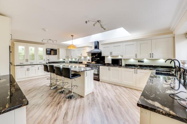 165 Finedon Road, Irthlingborough - kitchen-1.jpg
