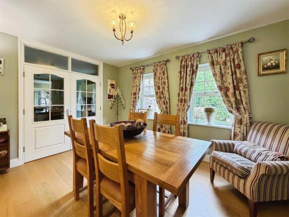 5 bed Detached for sale Image 4