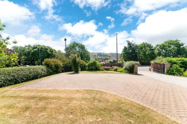 5 bed House for sale Image 4