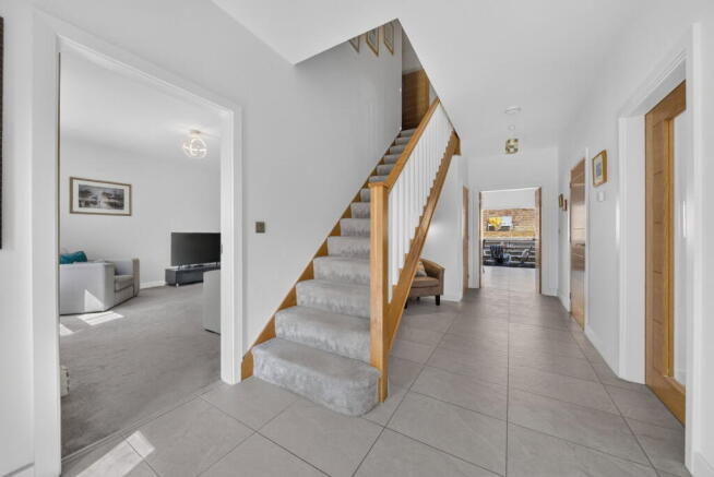 5 bed Detached for sale Image 11