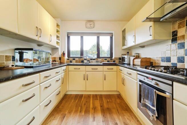 4 bed Detached for sale Image 8