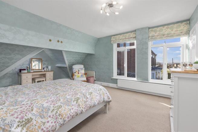 5 bed Detached for sale Image 11
