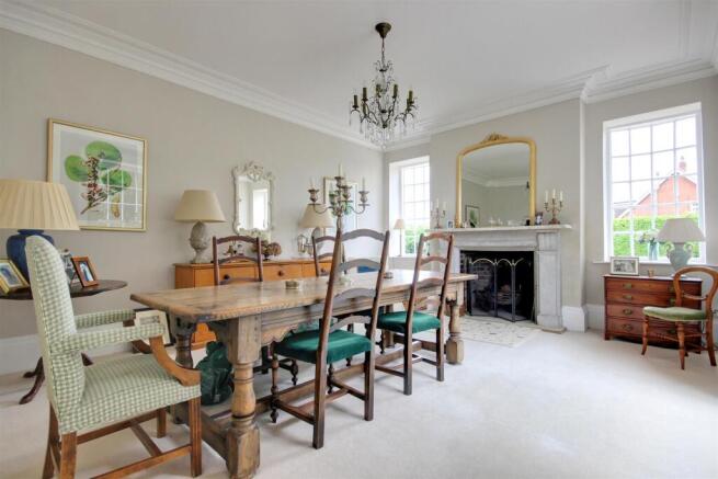 5 bed Detached for sale Image 8