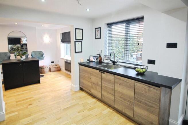 3 bed Semi-Detached for sale Image 6