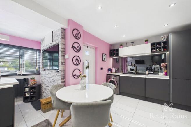 4 bed Semi-Detached for sale Image 5