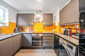 15, 81 Farm House Court, Bunns Lane, Mill Hill, London NW7 2EX
