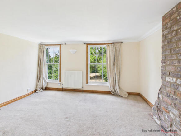 4 bed House to rent Image 11