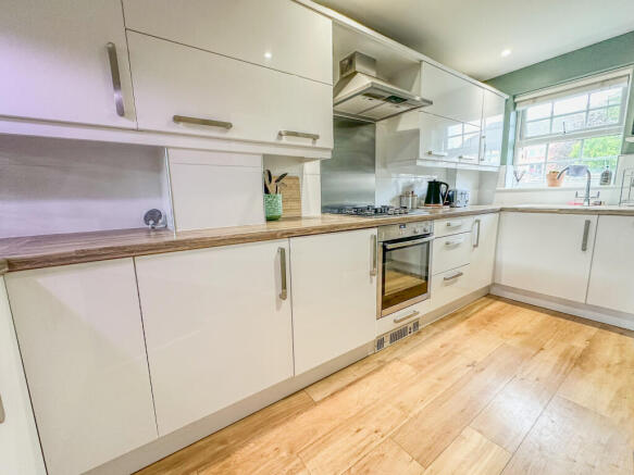 3 bed Town House to rent Image 6