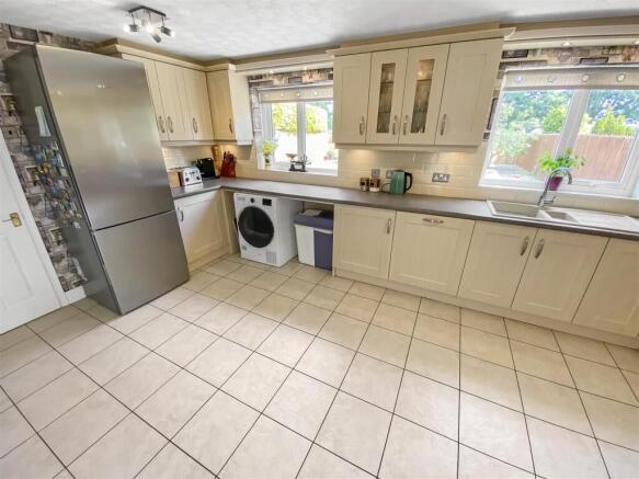 Kitchen (2).jpg