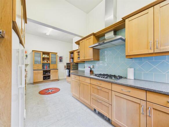 5 bed Semi-Detached for sale Image 8