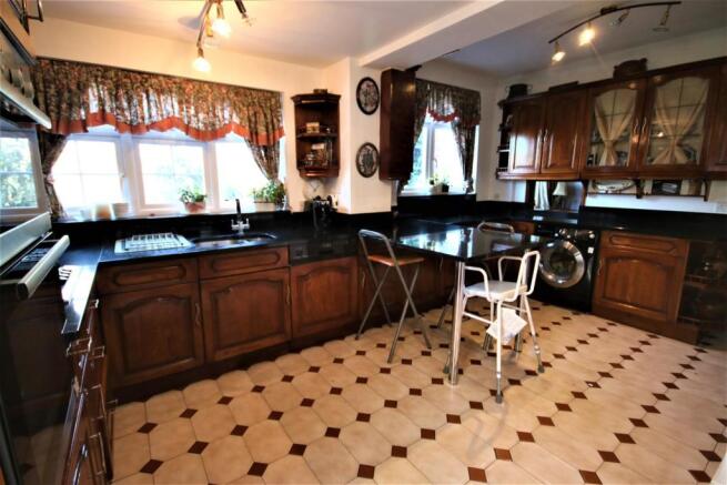 WELL FITTED KITCHEN/DINER WITH GRANITE WORKTOPS: