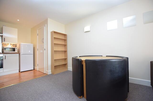 2 bed Apartment to rent Image 4