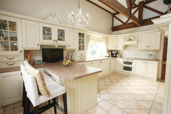 BREAKFASTING KITCHEN