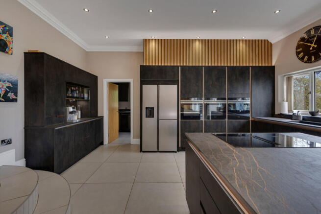 5 bed Detached for sale Image 8