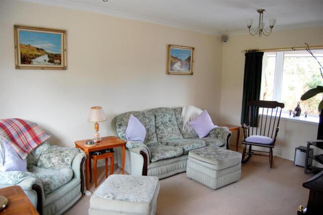 L-SHAPED LIVING ROOM