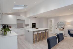 14, Hatherwood, Leatherhead KT22 8TT