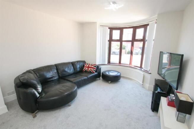 MODERN OPEN PLAN LIVING/ DINING ROOM