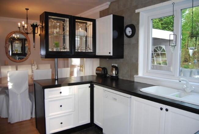FITTED KITCHEN