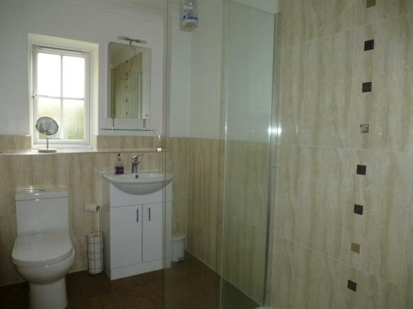 12 Stile Gardens en suite .JPG