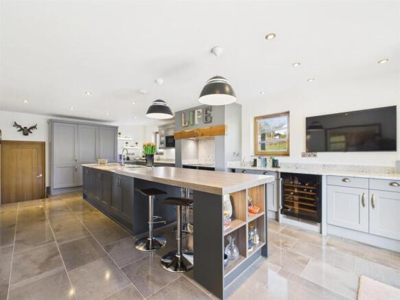 KITCHEN/BREAKFAST ROOM