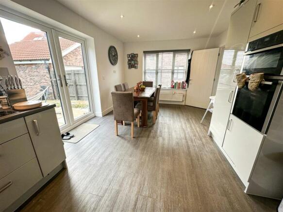 ALTERNATE VIEW OF KITCHEN/DINER