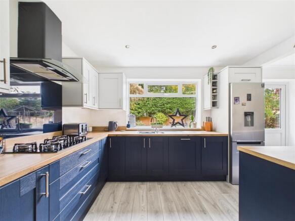4 bed Detached for sale Image 7