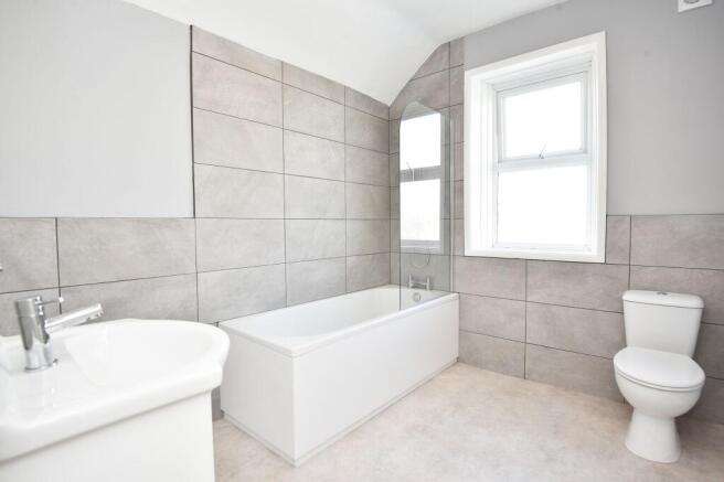2 bed Terraced to rent Image 4