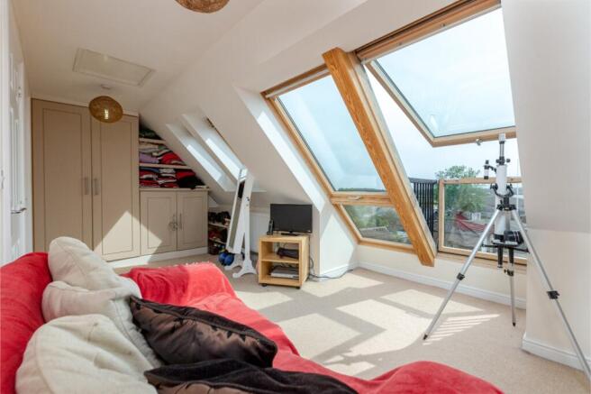 5 bed Detached for sale Image 11
