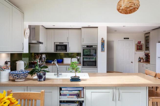 5 bed Detached for sale Image 10