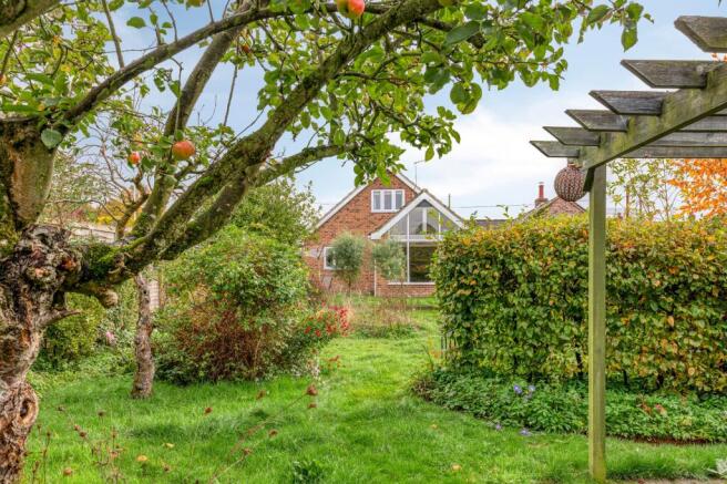 Deceptively Spacious Home in Cantley photo 3