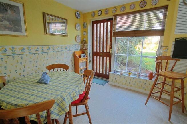KITCHEN/DINING ROOM