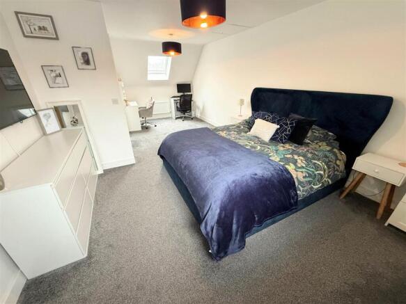 4 bed Town House for sale Image 10