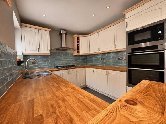3 bed Semi-Detached for sale Image 4