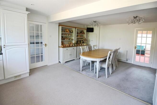4 bed Semi-Detached for sale Image 4
