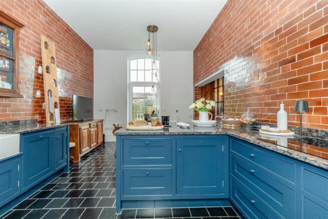 4 bed House for sale Image 8