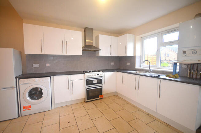 Three bedroom Mid Terraced House to rent