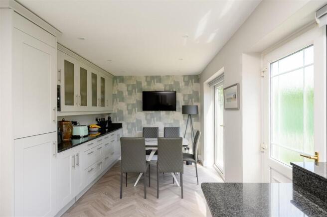 4 bed Detached for sale Image 8